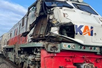 Kereta api bertumbukan dengan truk di Lamongan