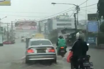 Jalur Cipanas-Puncak macet akibat banjir