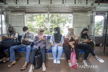 Aturan baru, tempat duduk penumpang KRL tanpa jarak