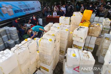 Distribusi minyak goreng curah di Pasar Kebayoran Lama