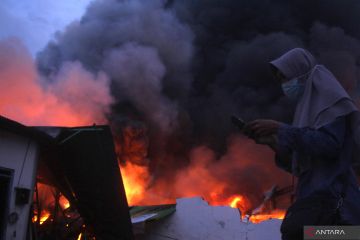 Kebakaran pabrik sepatu di Sidoarjo