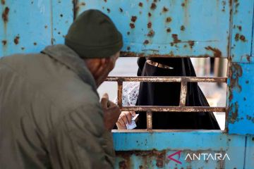 Menunggu jatah pasokan makanan di kamp pengungsi Palestina