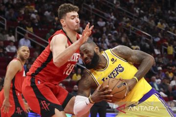 LeBron James bukukan triganda, tapi Lakers kalah lawan Rockets