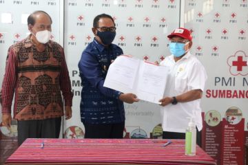 Mantan Menteri Djan Faridz bantu ambulans untuk PMI Kota Kupang