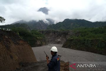 Material vulkanik erupsi Gunung Merapi di hulu Kali Gendol
