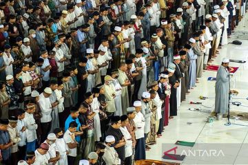 Kemarin, tren kasus aktif COVID-19 menurun hingga Shalat Tarawih