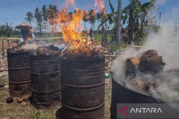 Produksi arang tempurung kelapa