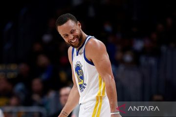 Stephen Curry capai 20 ribu poin dengan tembakan keahliannya