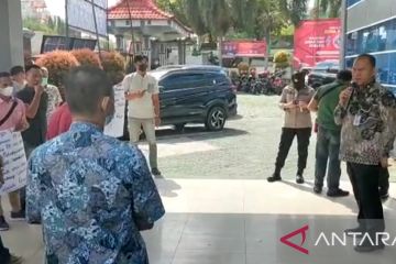 Massa minta Kemenkumham Sumsel proses temuan tahanan tipikor pelesiran