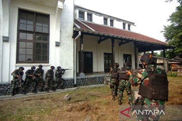 Aksi prajurit TNI AD pada latihan pertempuran kota