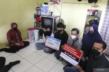 Mensos serahkan bantuan ke penyandang disabilitas di Depok