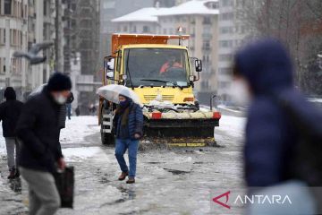 Salju tebal ganggu transportasi laut dan darat Istanbul