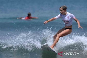 Perempat final Womens Open Liga Surfing Indonesia