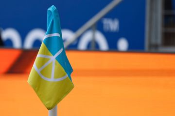 Pemain Ukraina diberi bendera oleh tentara jelang laga lawan Wales