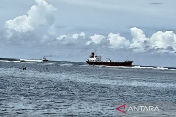 Kru masih bertahan dalam kapal kandas di Garut menunggu evakuasi