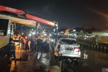Petugas mengevakuasi mobil pelaku tawuran antarwarga di Palembang