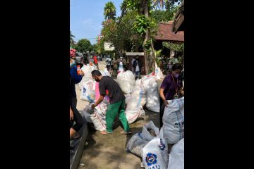 LOC kumpulkan 237,5 kilogram sampah plastik di Senggigi