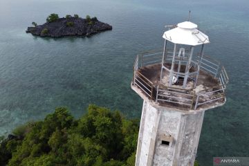 Mercusuar tua peninggalan Belanda di Pulau Labengki