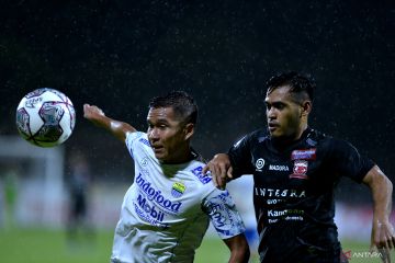 Gelandang Persib Erwin variasi latihan kebugaran dengan bulu tangkis