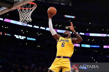 LeBron James absen lawan 76ers akibat cedera lutut