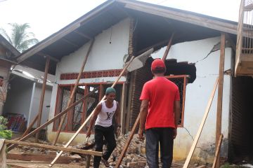 Korban gempa di Kajai Pasaman Barat runtuhkan rumah secara mandiri