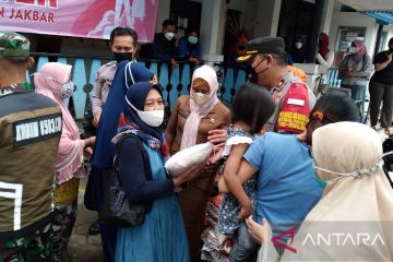 Ratusan warga Kembangan terima bantuan beras usai vaksinasi COVID-19