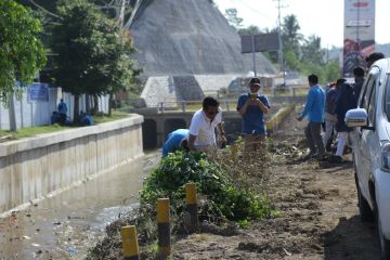 Jelang MotoGP, ASN Lombok Tengah bersihkan sampah di kawasan Mandalika