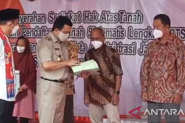Pemkot Jaktim serahkan sertifikat tanah bagi warga Kecamatan Makasar