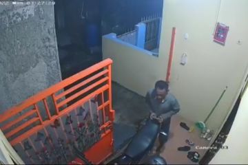 Dua pelaku pencuri motor terekam kamera pengawas di Pasar Rebo