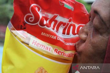 Bak barang langka, warga Kendari girang kebagian minyak goreng