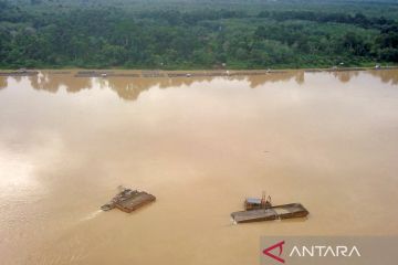 Penambangan pasir di Sungai Batanghari