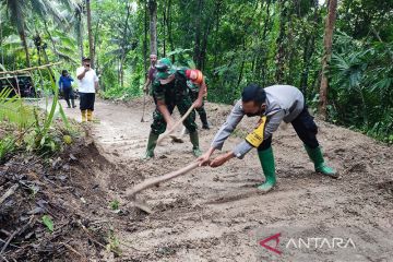 BPBD Kabupaten Blitar bersama aparat dan warga perbaiki jalur longsor