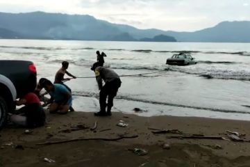 Polisi tutup akses menuju zona terlarang Pantai Cengkrong Trenggalek