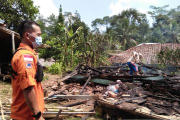 Usai diguncang gempa, rumah tak berpenghuni tiba-tiba kebakaran