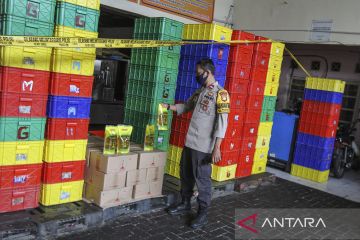 Penyegelan gudang minyak goreng di Depok