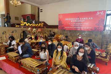 KBRI Quito latih mahasiswa Ekuador bermain gamelan