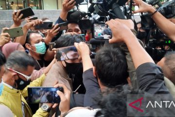 Atta Halilintar kembalikan tas pemberian Doni Salmanan ke penyidik