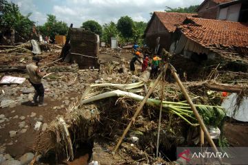 Banjir bandang terjang Brebes, lima rumah rata dengan tanah