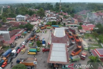 Antrean Pengisian Solar Di Sumbar
