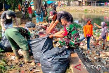 Puluhan prajurit Kodim Bekasi bersihkan sampah Kali Bancong