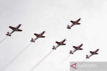 Tim TNI AU Jupiter beraksi di langit Mandalika