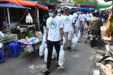 Ratusan mahasantri deklarasikan dukungan Ganjar dengan bagikan sembako