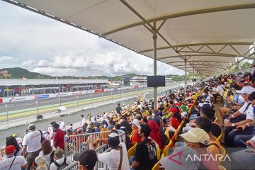 Warga antusias menonton langsung MotoGP Pertamina Grand Prix