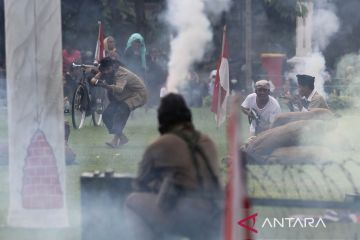 Teatrikal pertempuran Tugu Pahlawan