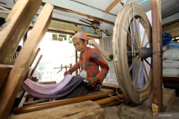 Regenerasi perajin tenun suku Osing