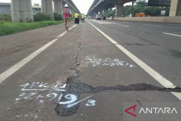 Ketika kemacetan dan jalan berlubang 'hantui' pengendara Tol Japek