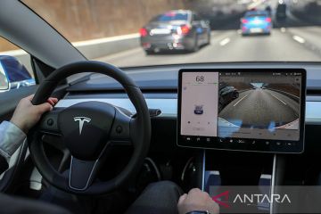 Tesla tarik lebih dari 500 ribu mobil di AS karena fitur "Boombox"