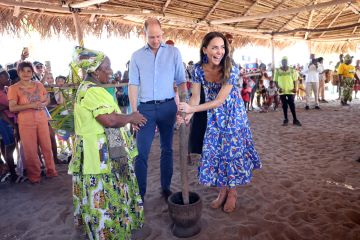 Pangeran William dan Kate menari dan membuat cokelat di Belize