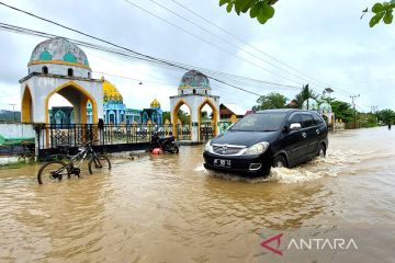 Luapan air Sungai Kayan membanjiri jalan dan permukiman di Bulungan