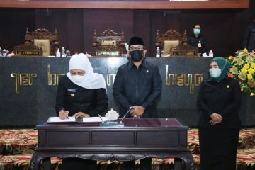 Sidang paripurna DPRD Jatim sahkan Raperda Pelindungan PMI